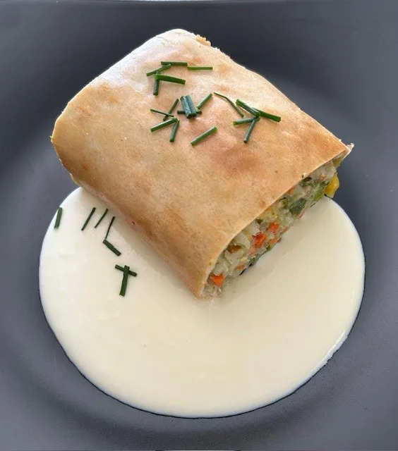 Gemüsestrudel mit Käsesoße