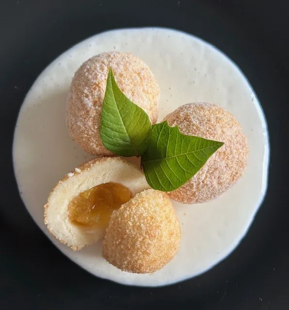 Marillenknödel mit Vanillesoße