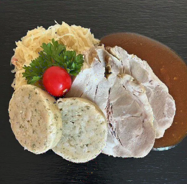Schweinbraten in Soße mit Serviettenknödel und Sauerkraut