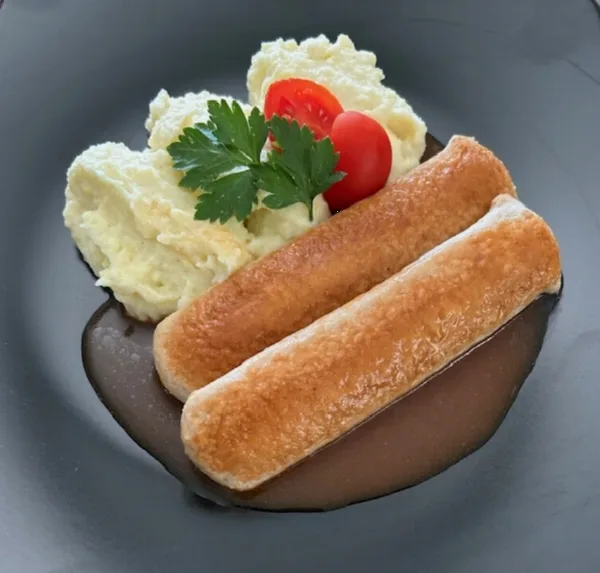 Wollwürste mit Soße und Kartoffelpüree